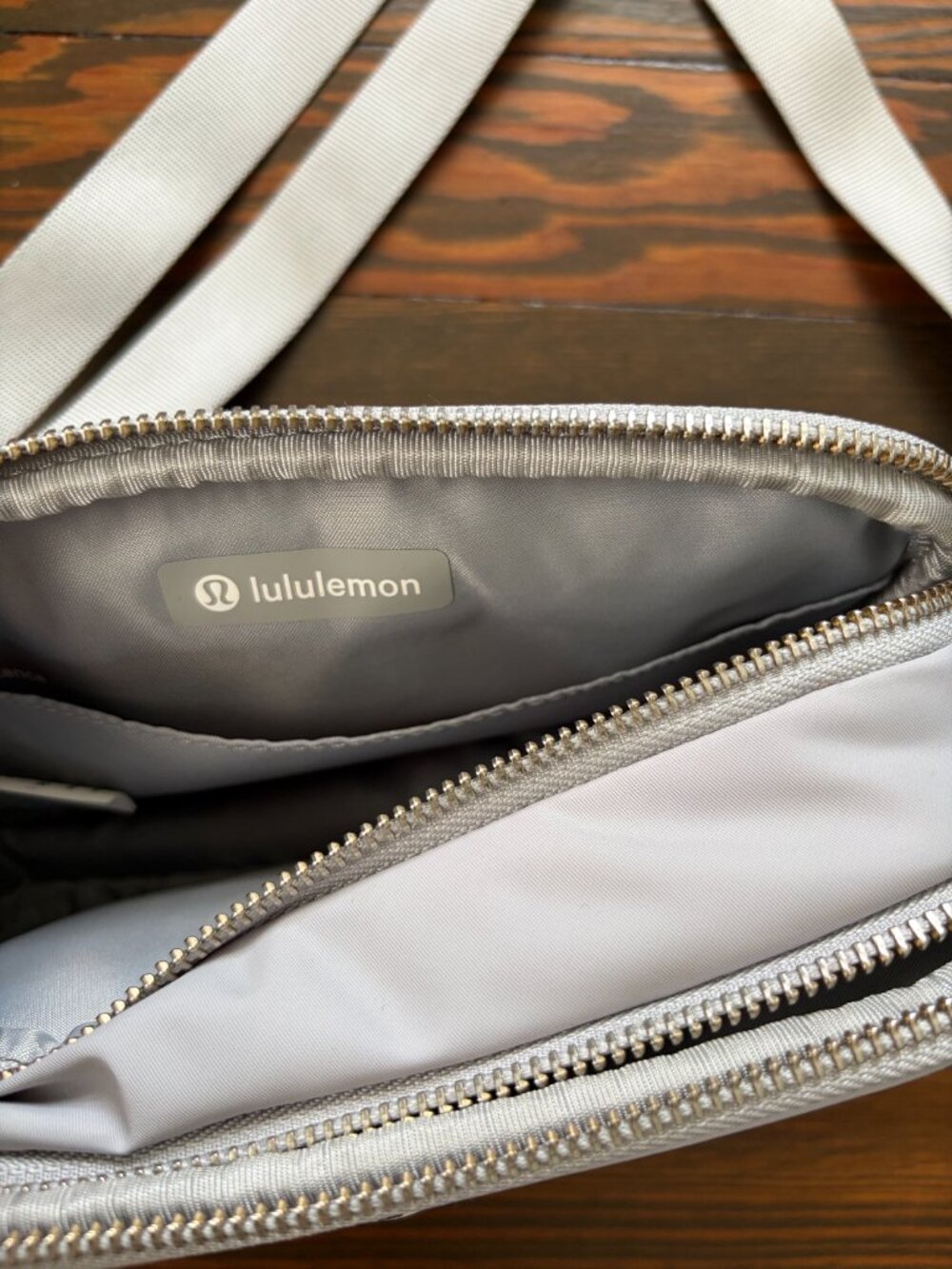 Lululemon light gray camera bag - NWT - Picture 3 of 4